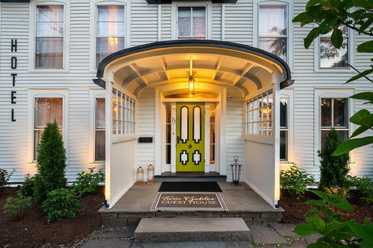 Twin Gables Of Woodstock Hotel Exterior photo