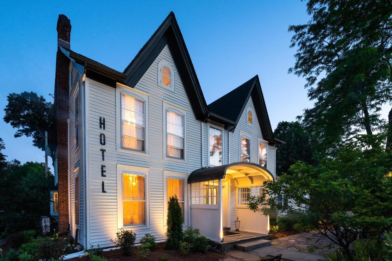 Twin Gables Of Woodstock Hotel Exterior photo